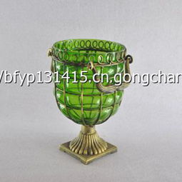 匠心獨(dú)運(yùn)的鐵藝玻璃花瓶 融合實(shí)用美學(xué)與工藝精神的現(xiàn)代家居裝飾